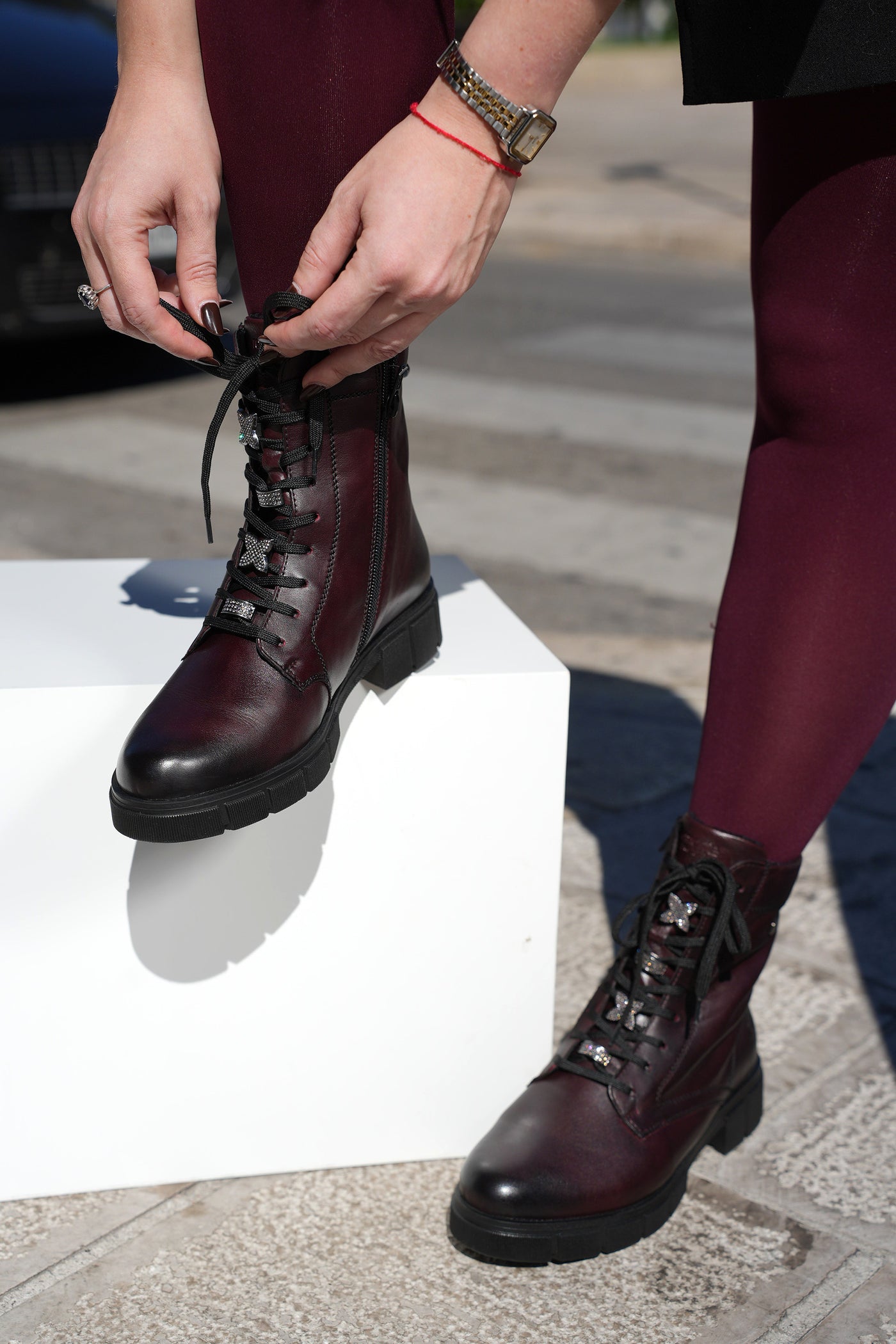 Stivaletto in pelle bordeaux con lacci e cerniera Remonte 2