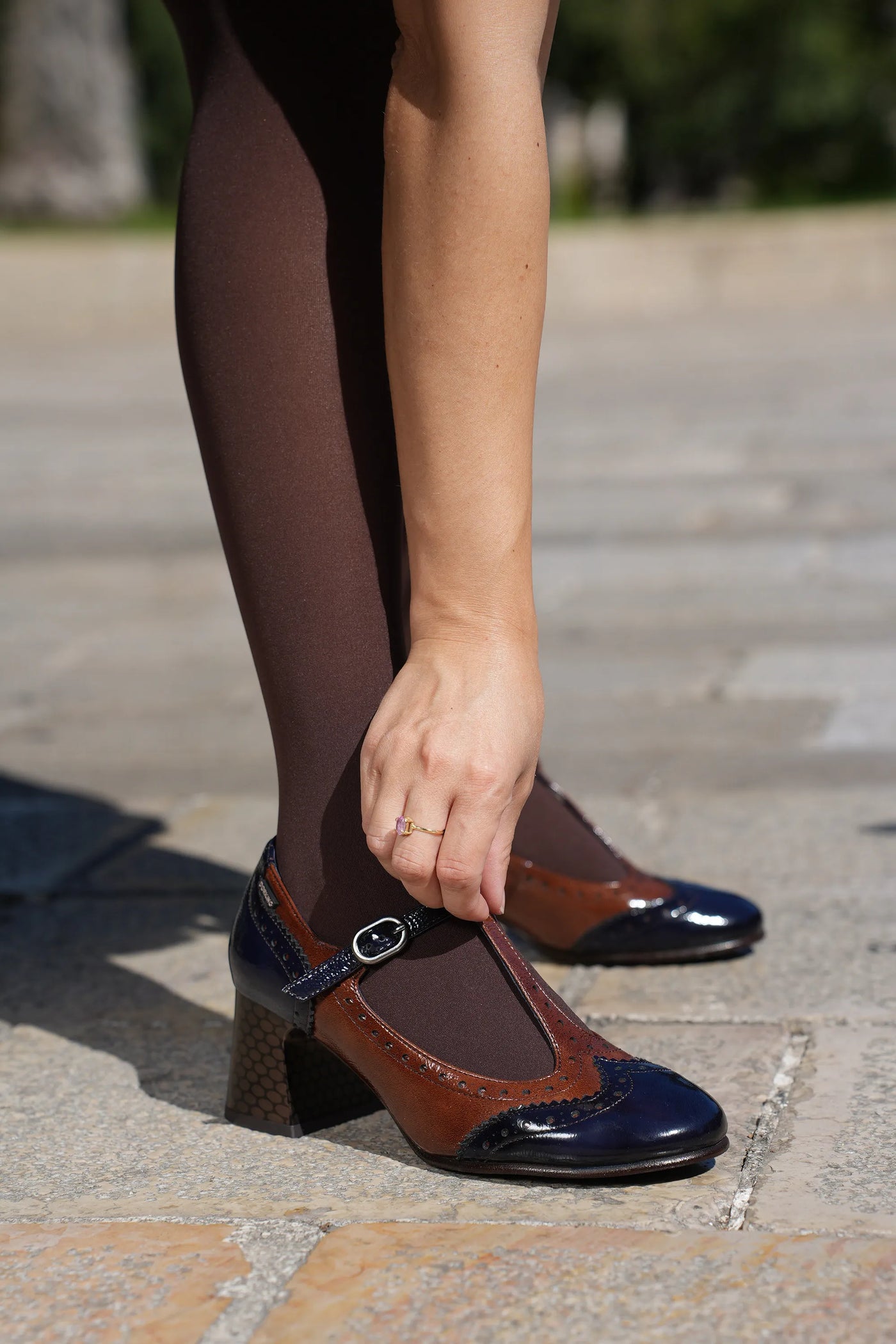 Decolletè francesina cuoio e blu con tacco Fluchos 2