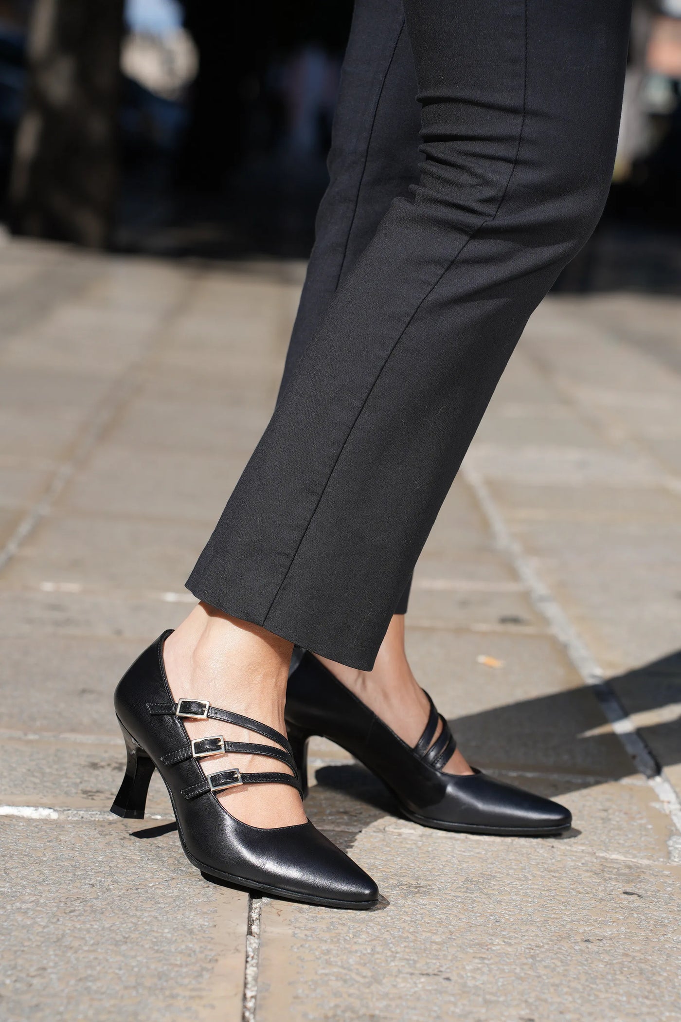 Decolletè in pelle nera tre sottili fascette con fibbie Soffice Sogno 2