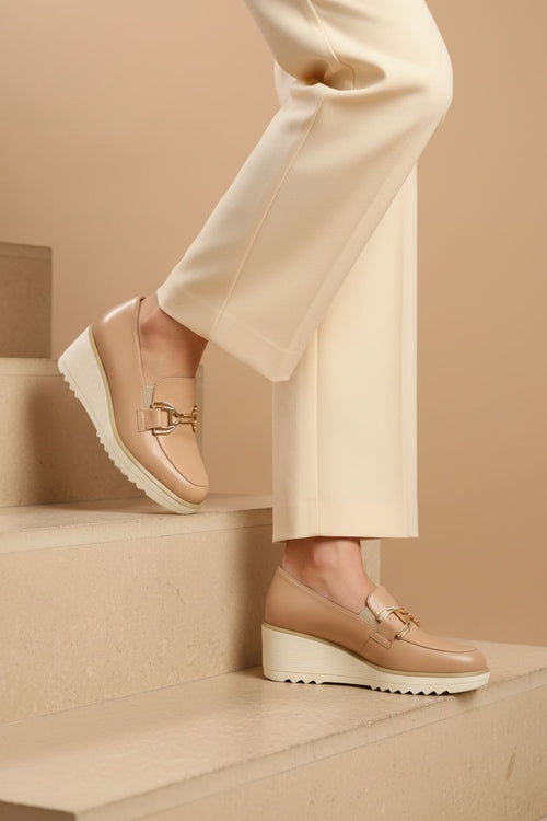 Mocassino con catena in pelle beige con zeppa  Soffice Sogno - 2
