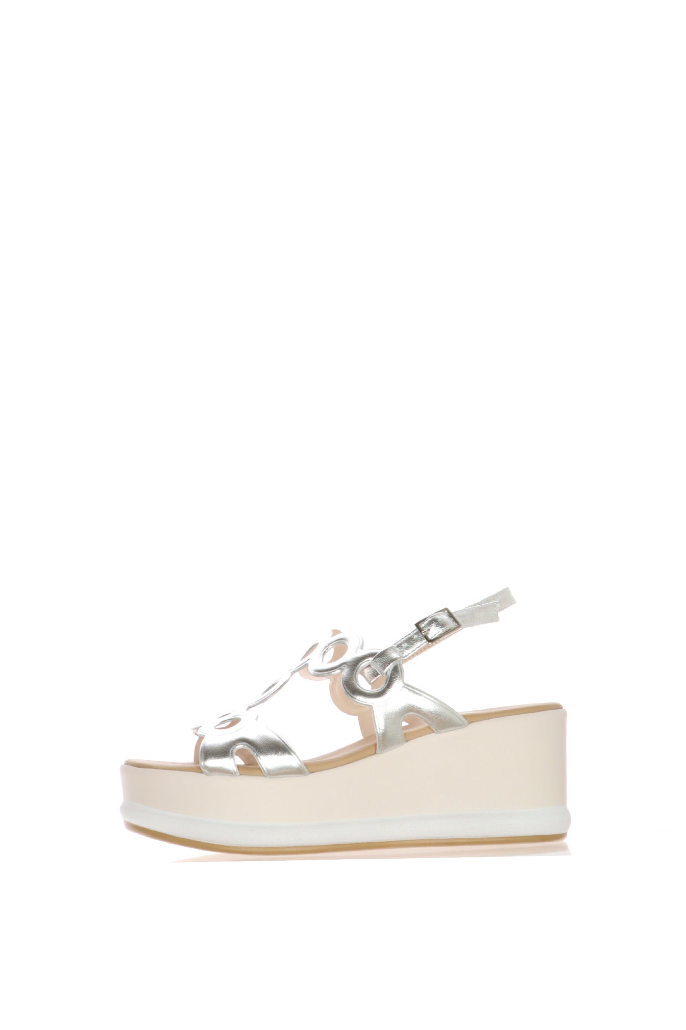 Sandalo con zeppa in pelle bianca e pelle laminata argento traforata e intrecciata