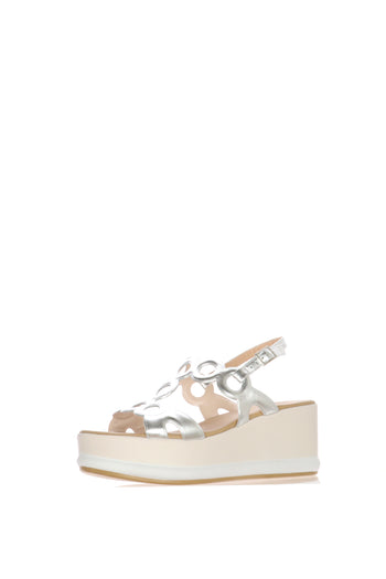 Sandalo con zeppa in pelle bianca e pelle laminata argento traforata e intrecciata - 4
