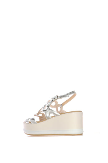 Sandalo con zeppa in pelle bianca e pelle laminata argento traforata e intrecciata - 6