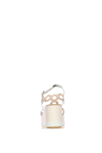 Sandalo con zeppa in pelle bianca e pelle laminata argento traforata e intrecciata - 10
