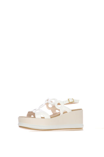 Sandalo con zeppa in pelle bianca e pelle laminata argento traforata e intrecciata - 5