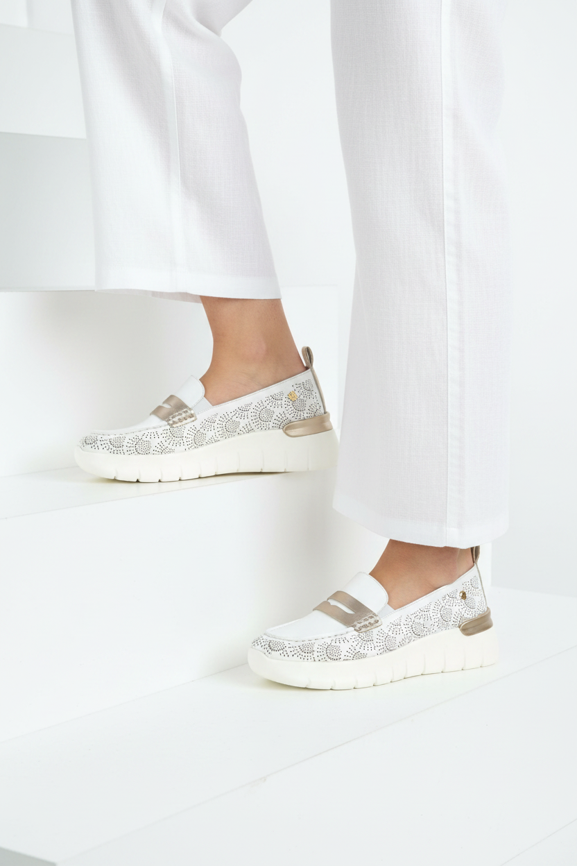 Mocassino primaverile in pelle bianca dettagli laserati 2