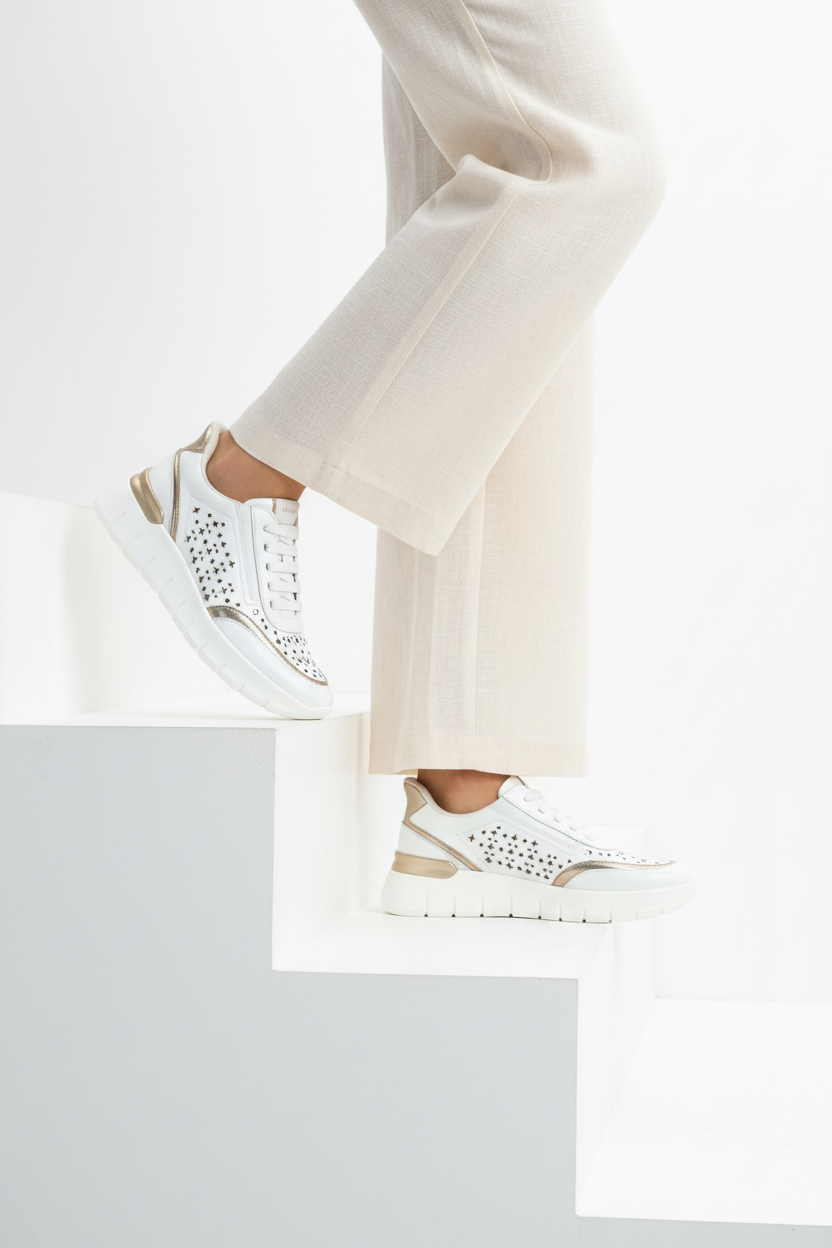Sneakers in pelle bianca con lacci ed elastico plantare estraibile 2