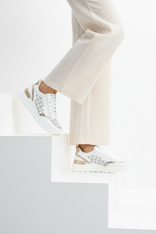 Sneakers in pelle bianca con lacci ed elastico plantare estraibile - 2