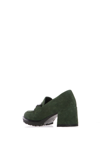 Mocassino in camoscio cuoio o verde  con accessorio catena - 12