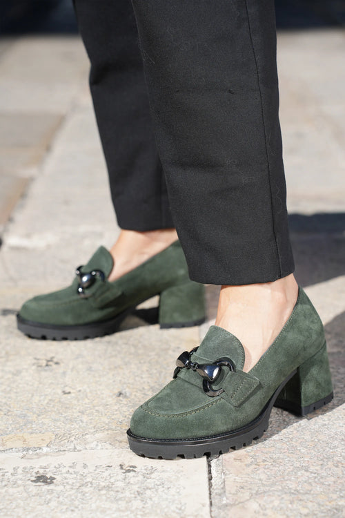 Mocassino in camoscio cuoio o verde  con accessorio catena - 2