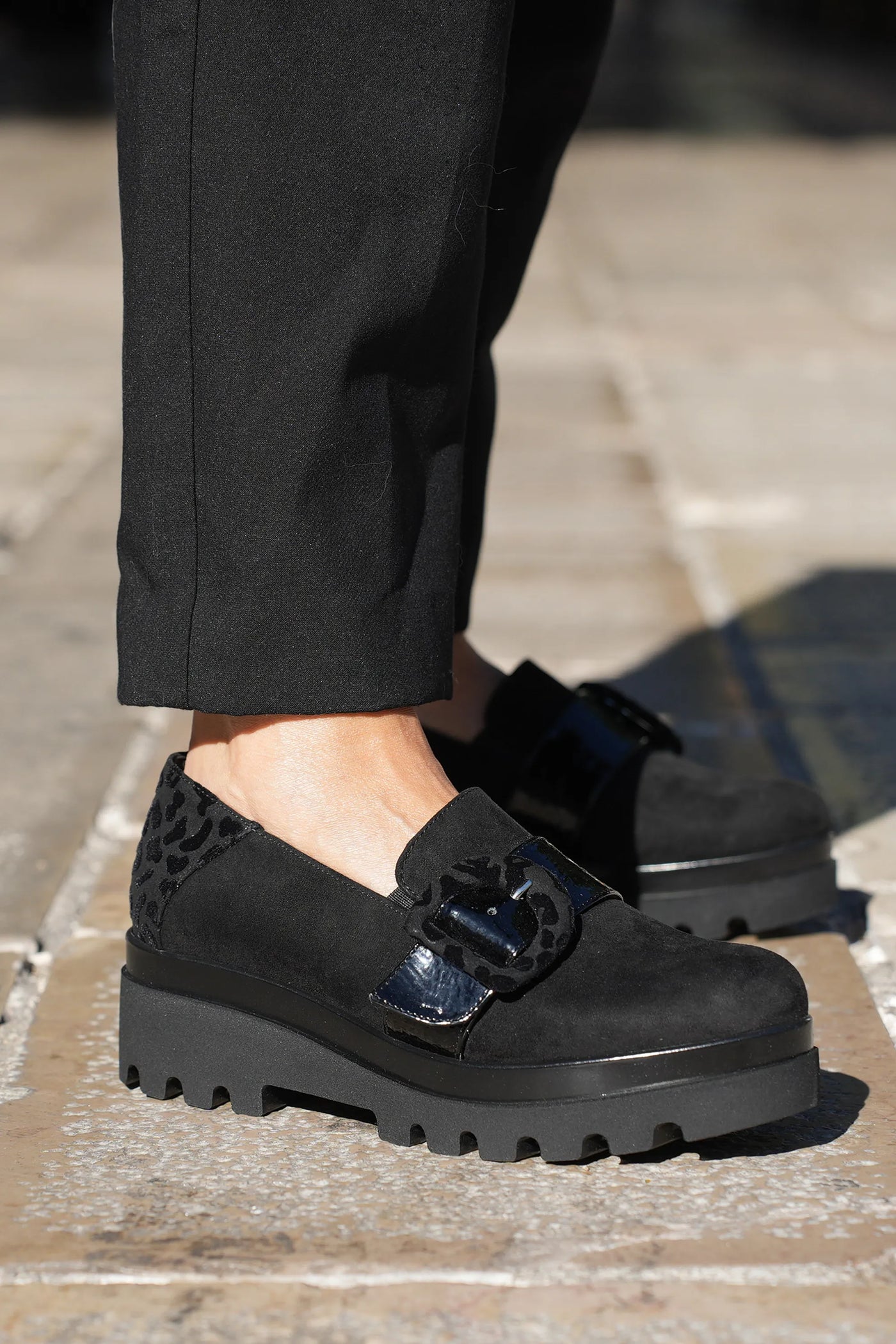 Mocassino in camoscio nero e torrtora con fibbia Cinzia Soft 2