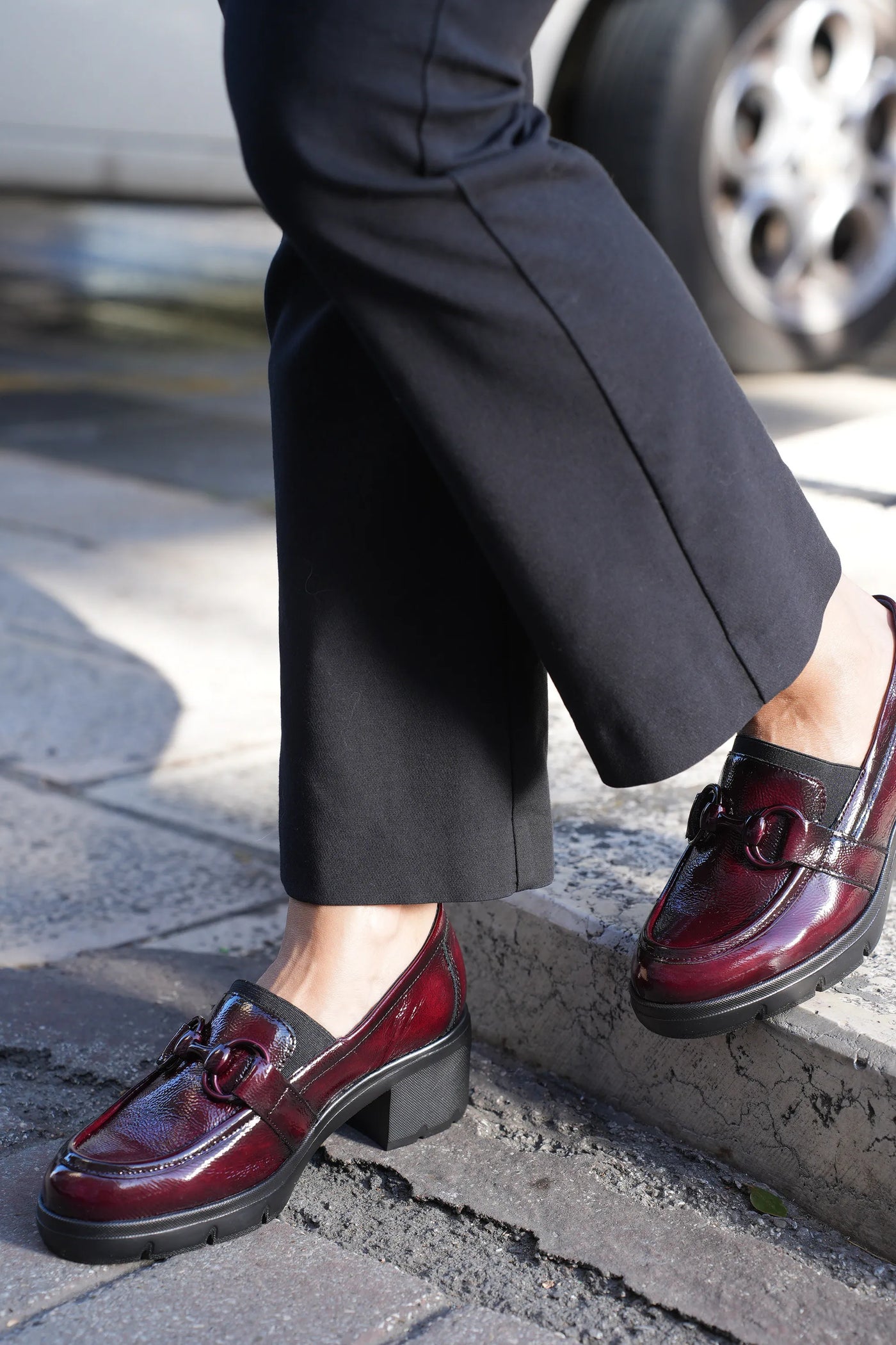 Mocassino in pelle lucida bordeaux e nero con plantare estraibile Fluchos 2