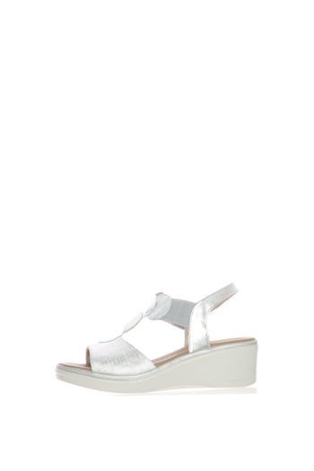 Sandalo in pelle beige  e argento con elastici sul dorso - 4