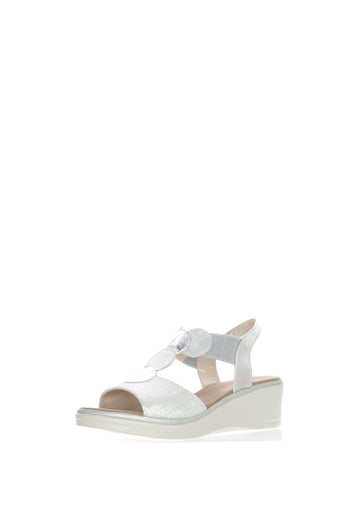 Sandalo in pelle beige  e argento con elastici sul dorso - 6