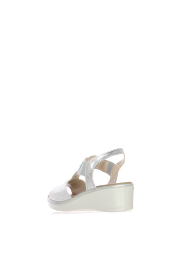 Sandalo in pelle beige  e argento con elastici sul dorso - 8