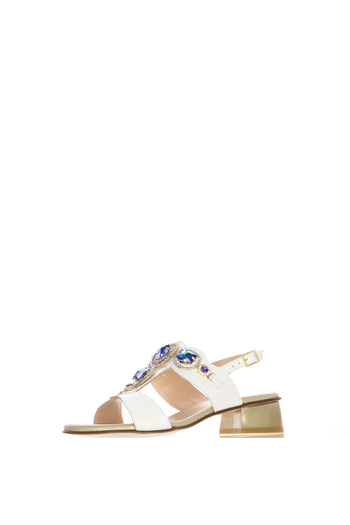 Sandalo in pelle laminata platino e nappa bianco con pietre lilla - 6