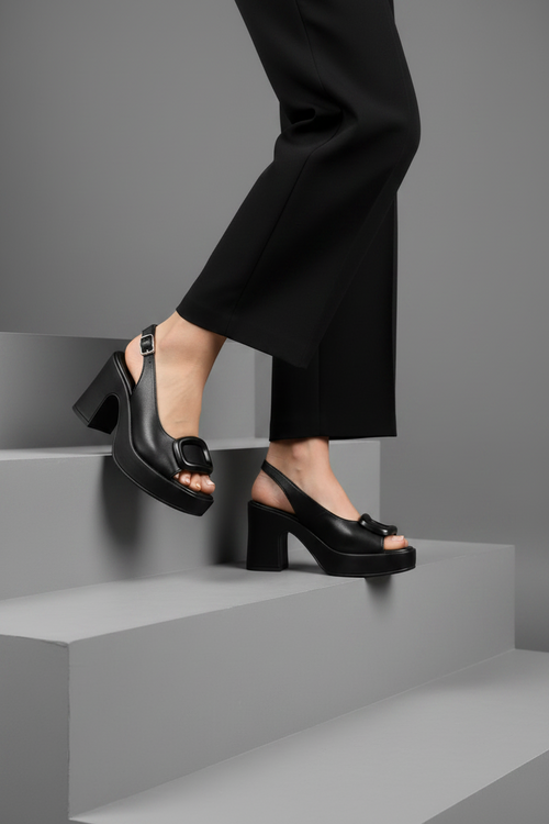Sandalo in pelle nero e beige  con tacco largo Dorking by Fluchos - 2