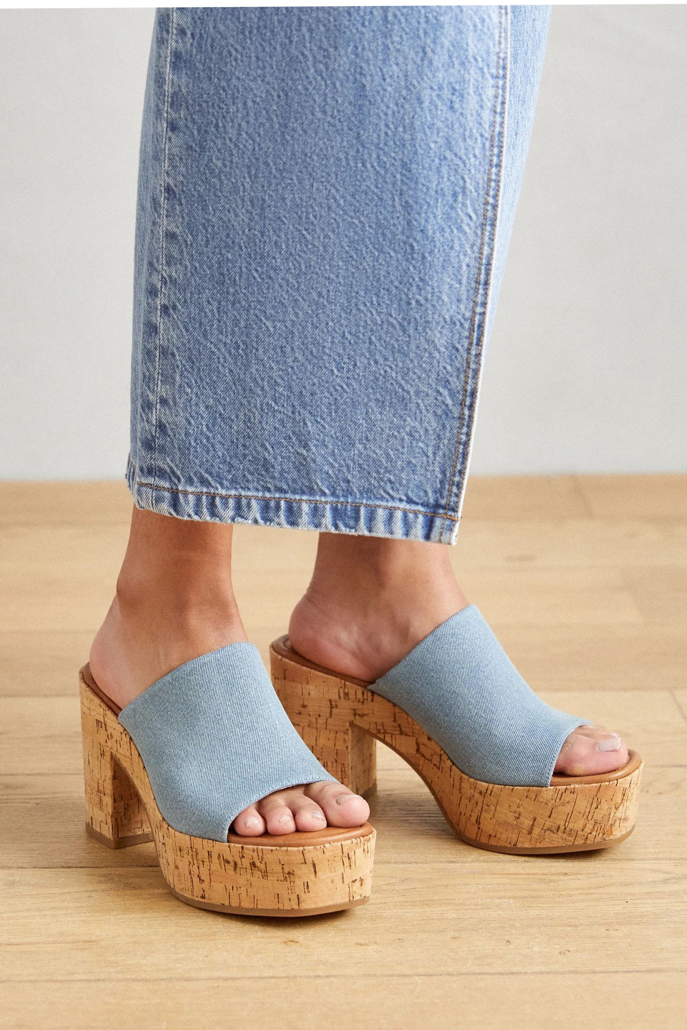 Sandalo scalzato fascione jeans Tamaris 2