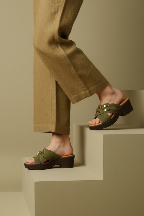 Sandalo scalzato incrociato in camoscio verde e beige con tacco - 2