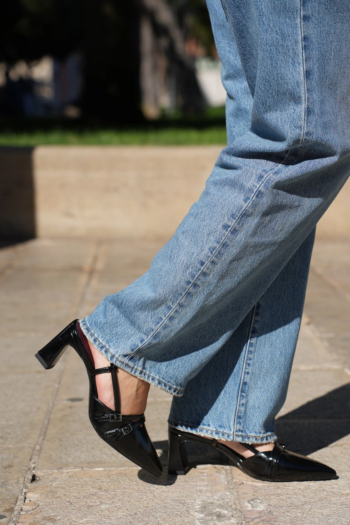 Slingback nera in pelle lucida con fibbie metalliche Tamaris 2