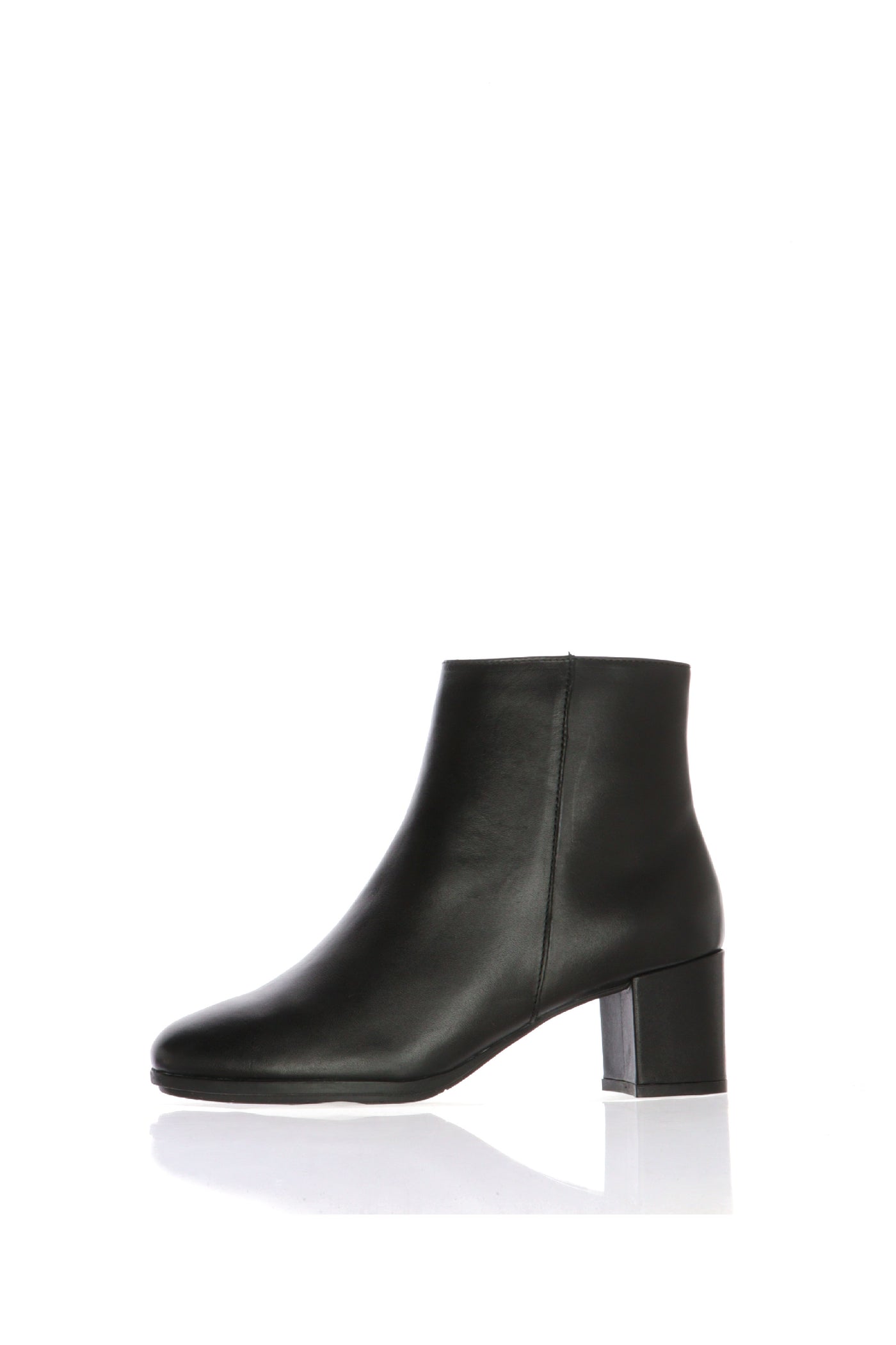 Stivaletto in pelle nera  con tacco Cinzia Soft 2