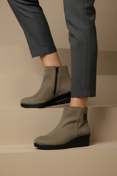 Stivaletto sportivo in camoscio, nero o visone, Cinzia Soft - 2