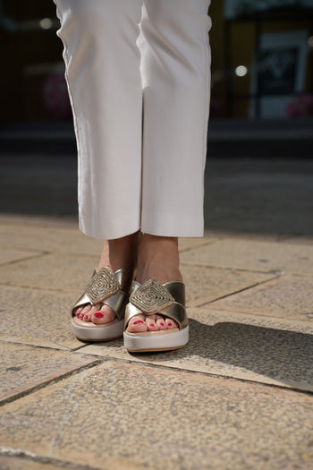 Sandalo  in pelle argento e platino con accessorio gioiello Cinzia Soft - 3