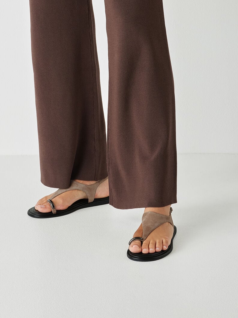 Sandali infradito minimal in suede e in pelle 2