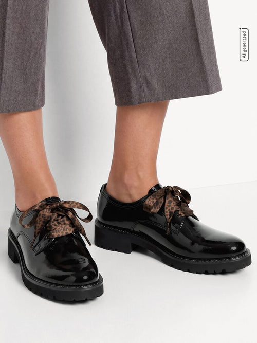Scarpa stringata in vernice nera con doppio laccio - 2