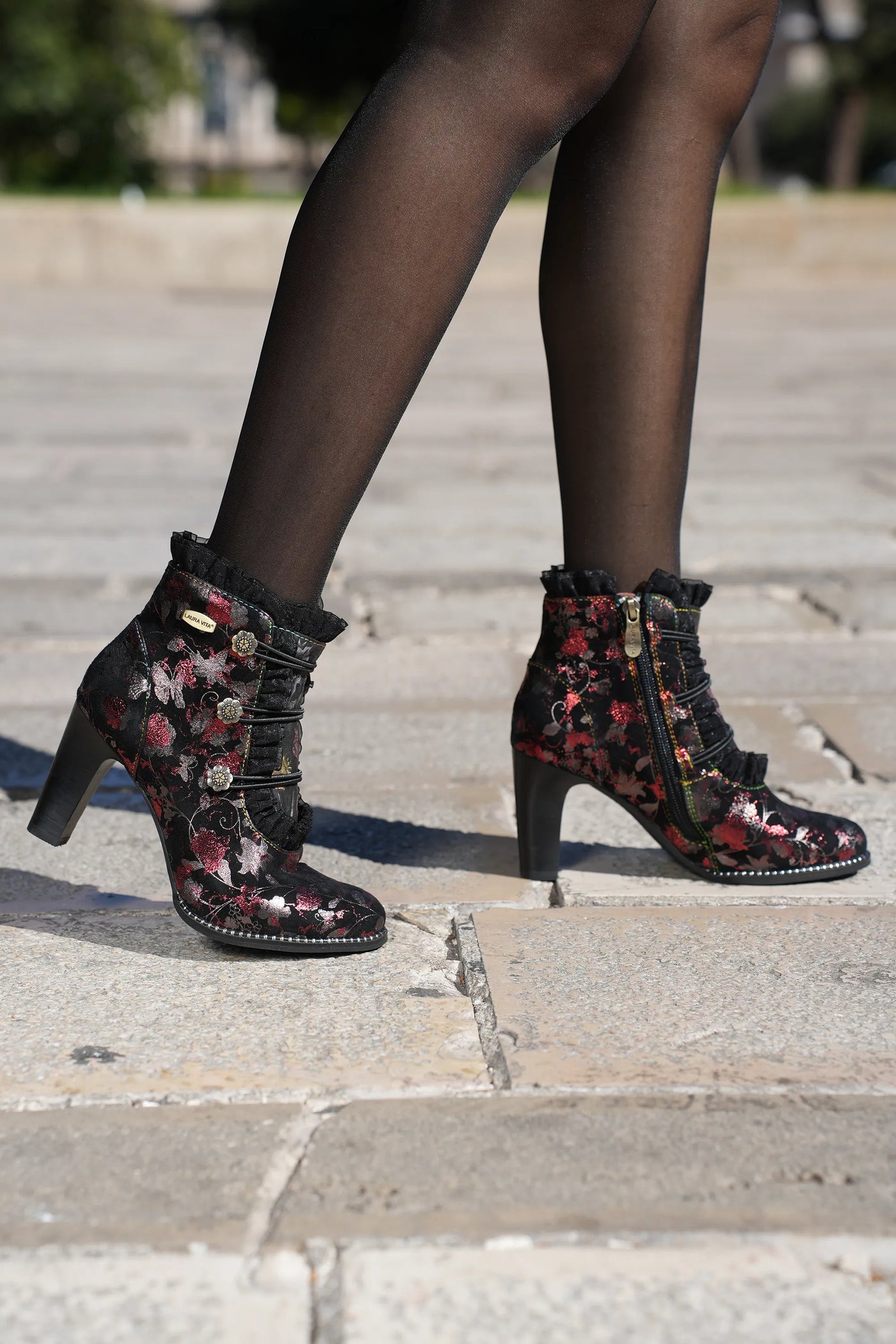 Stivaletto con motivo floreale nero con tacco Laura Vita 2